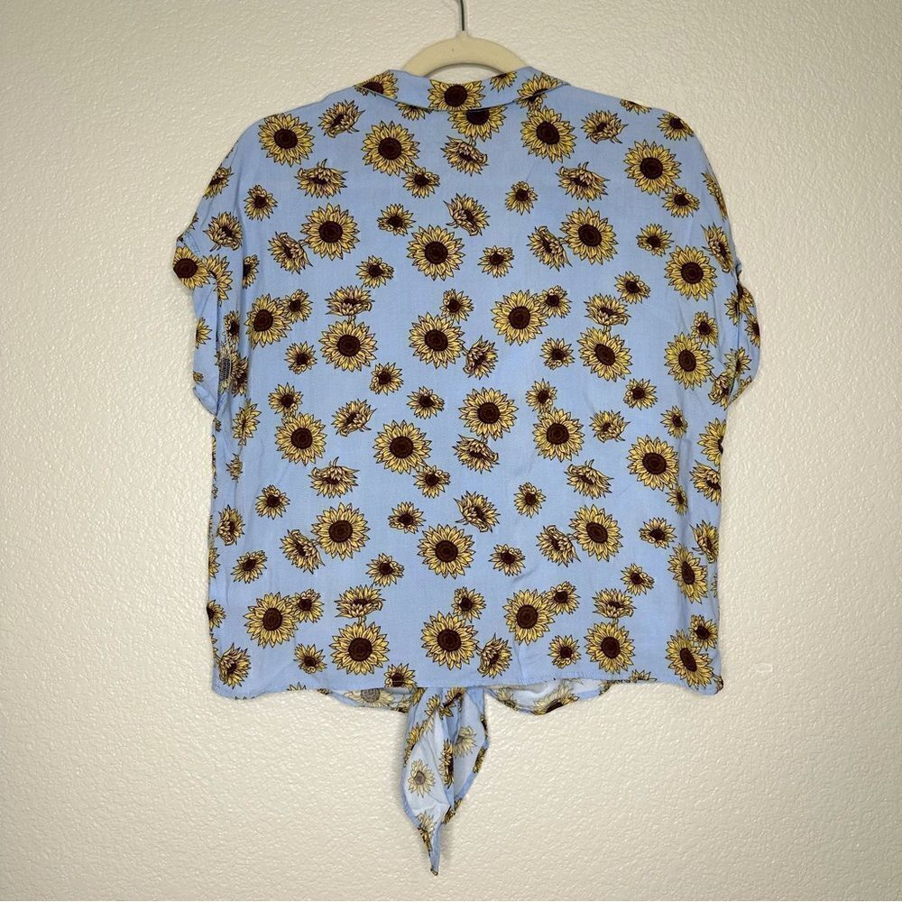 No Boundaries Blue Sunflower Tie Front Shirt & Short Set - Picture 9 of 13